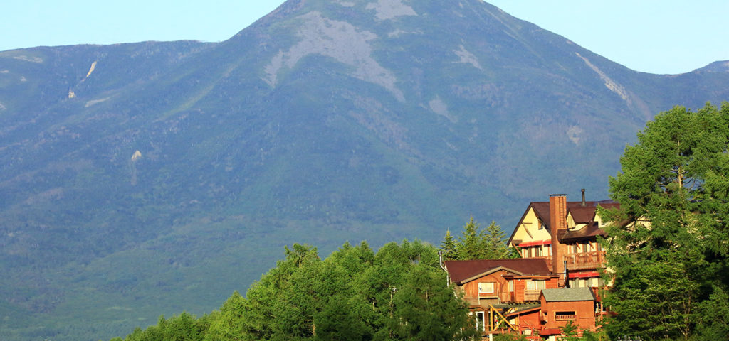 温泉山岳ホテル　アンデルマット　外観と蓼科山